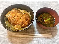 かつ丼と汁物