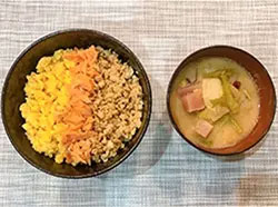三色丼と汁物